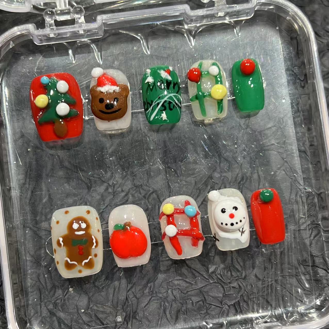 Christmas models are purely hand-squeezed Christmas trees, hand-painted wearing nail pads, high-end nail patches, cross-border short snowmen.