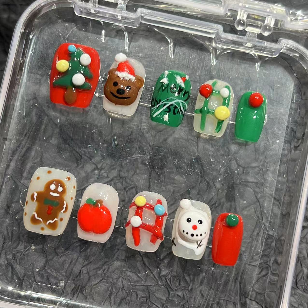 Christmas models are purely hand-squeezed Christmas trees, hand-painted wearing nail pads, high-end nail patches, cross-border short snowmen.