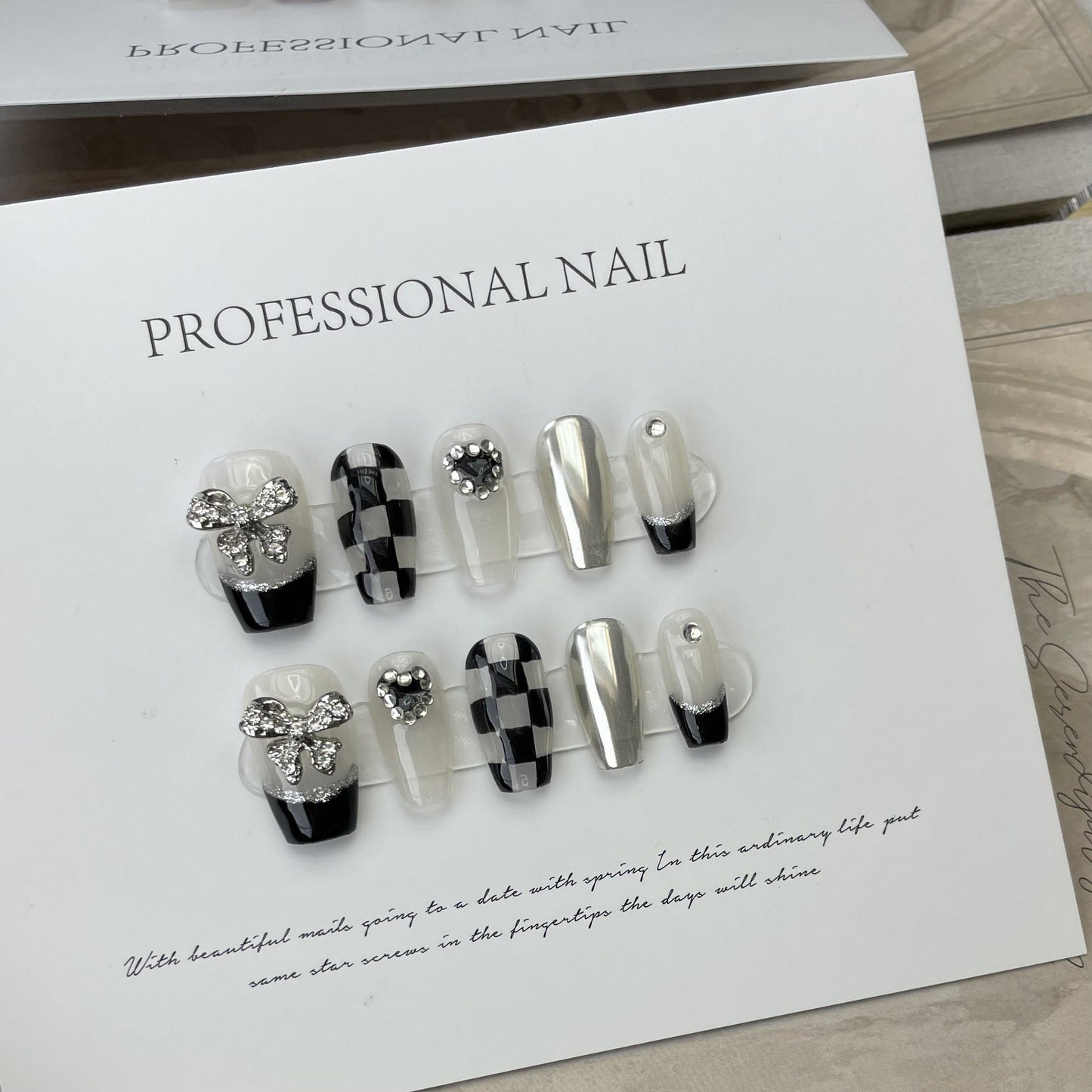 582 Presse à nœud à carreaux sur les ongles 100% faux ongles faits à la main blanc brun argent