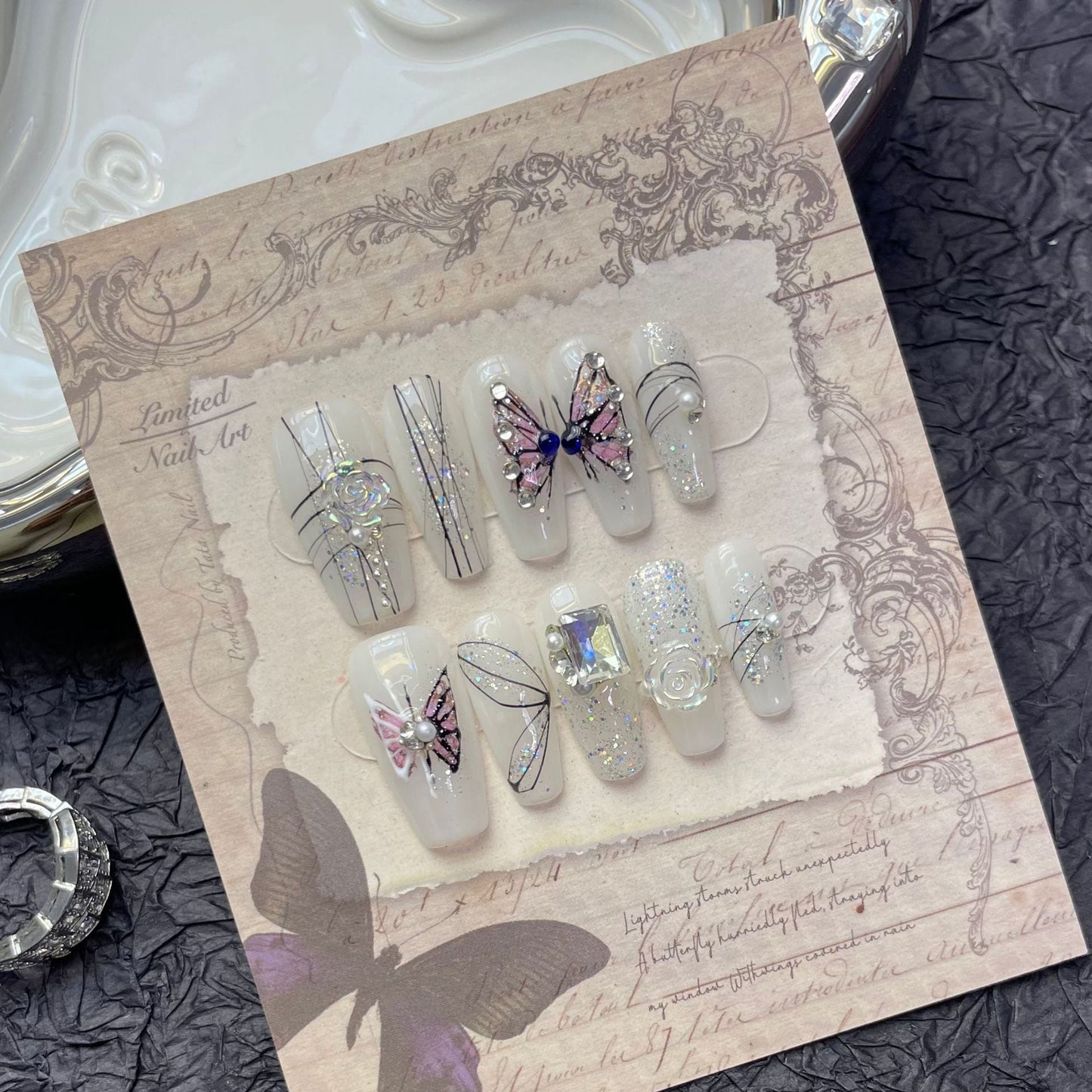 1224 Presse de style papillon peinte à la main sur les ongles 100% faux ongles faits à la main ruban blanc