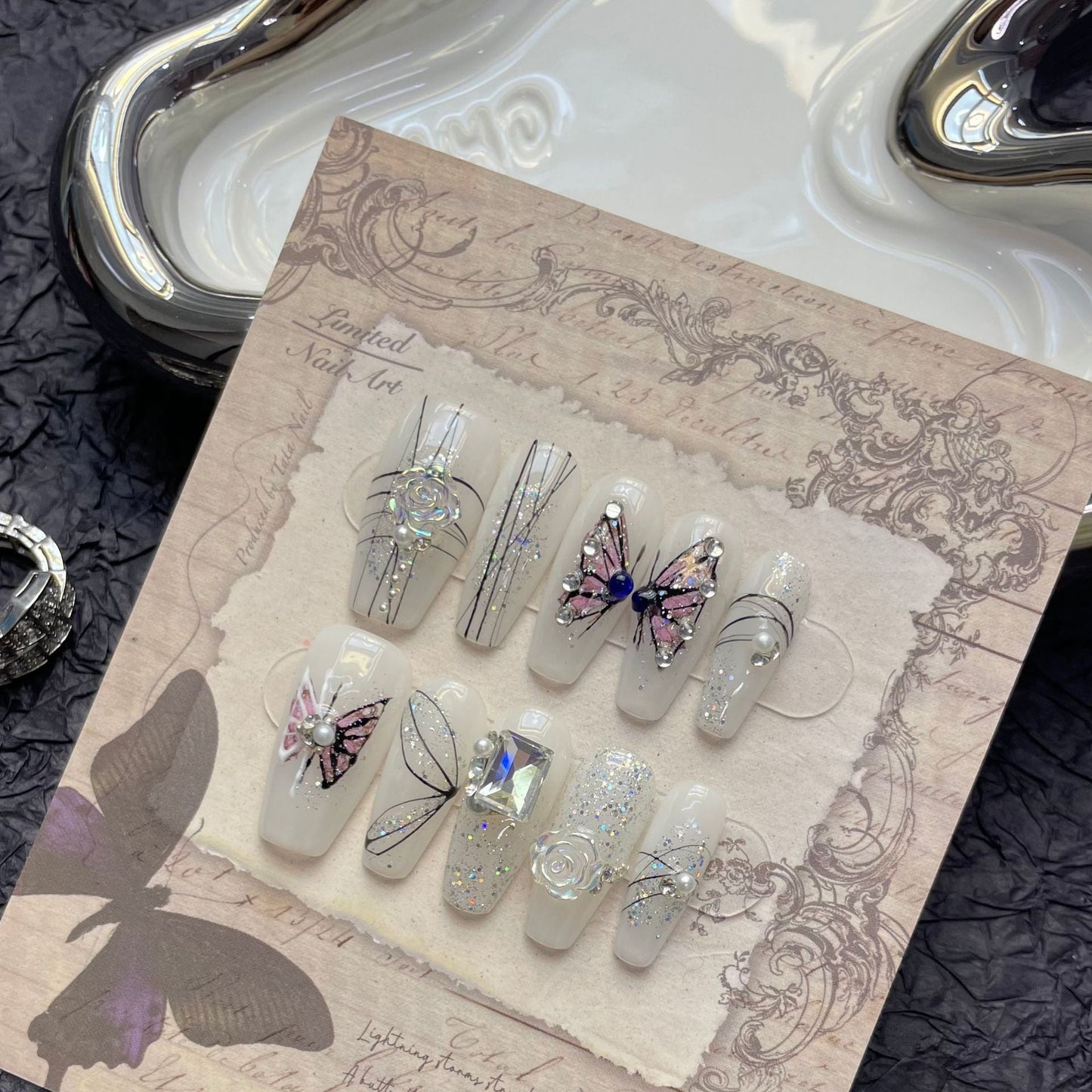 1224 Presse de style papillon peinte à la main sur les ongles 100% faux ongles faits à la main ruban blanc